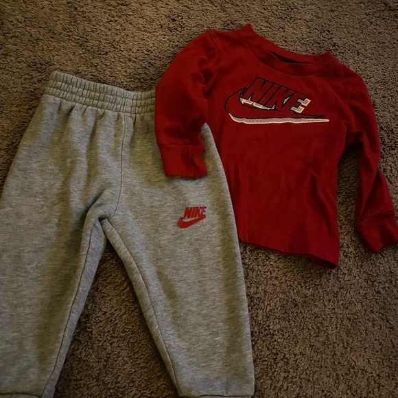 Two piece baby boy Nike long sleeve sweatsuit 💙 - Picture 2 of 6